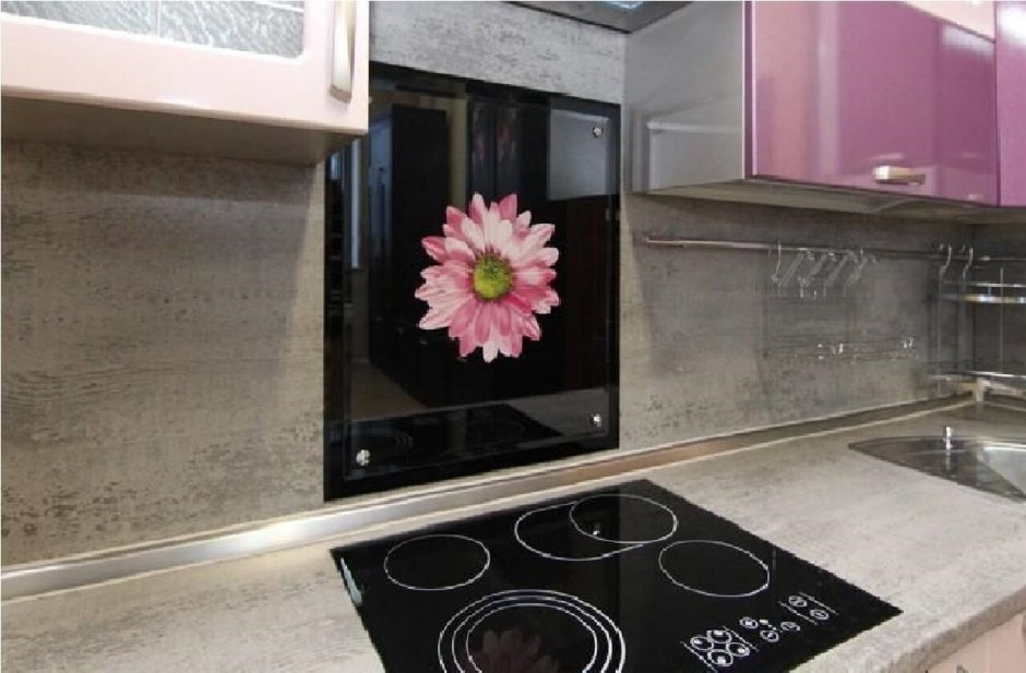 Стеклянная панель для кухни над варочной поверхностью