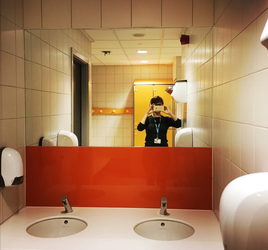 Зеркало в общественном туалете