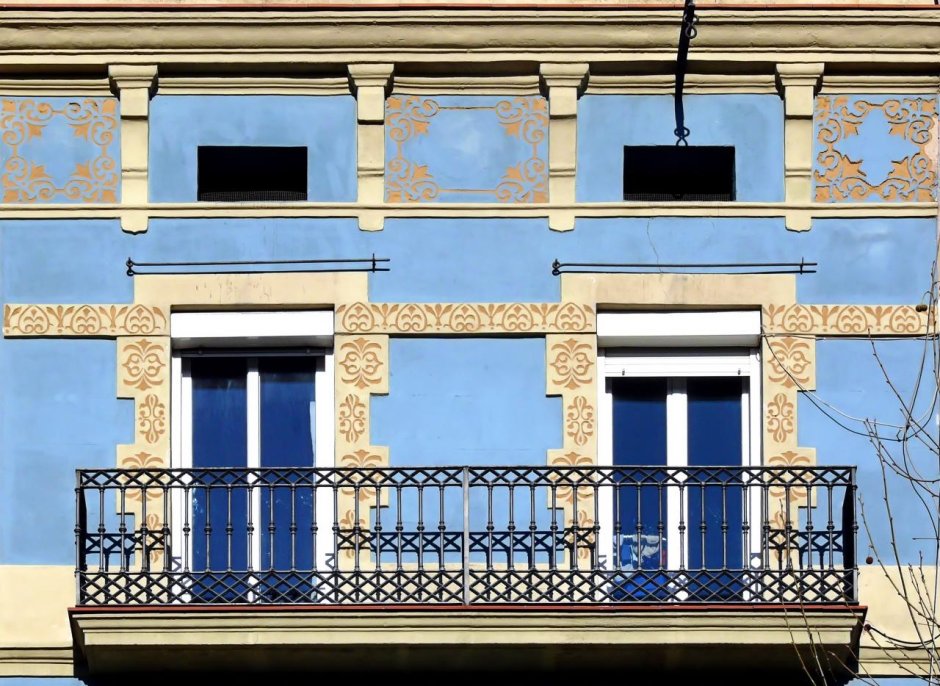 Декоративный балкон на фасаде