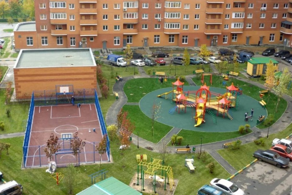 Придомовая территория с детской площадкой