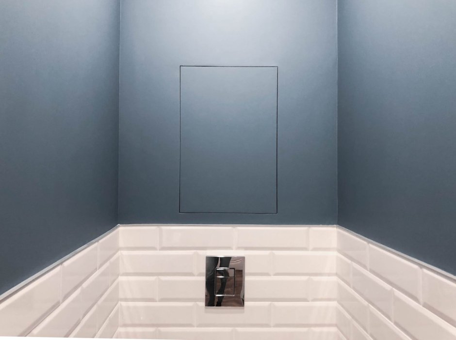 Обои для туалета в квартире с серыми панелями внизу