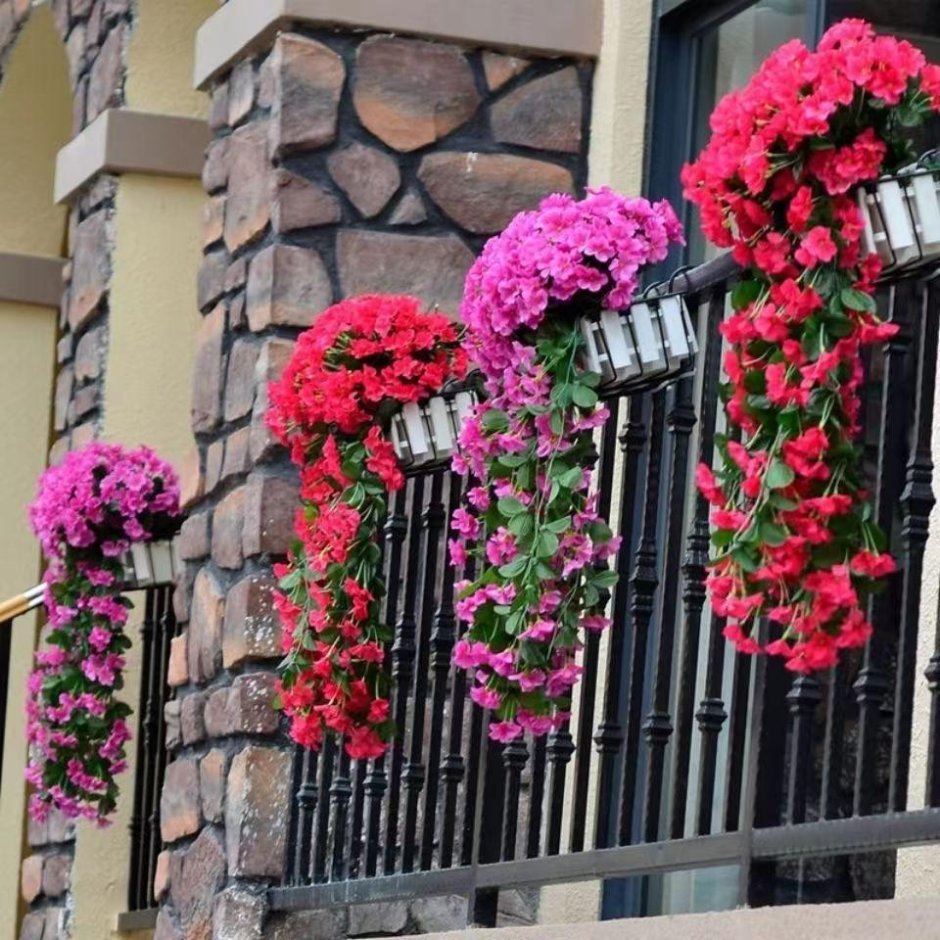 Искусственные цветы на балконе