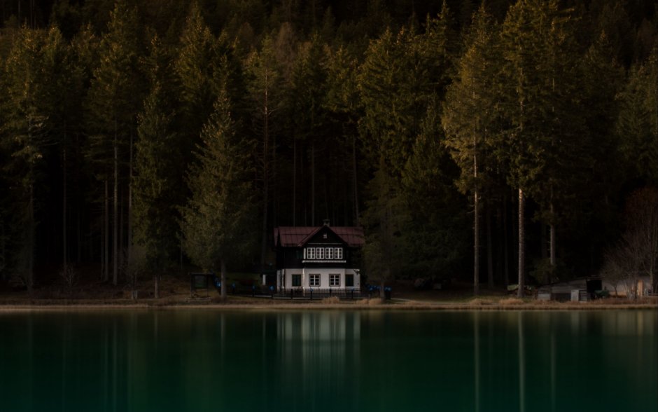 Дом Старка в лесу у озера