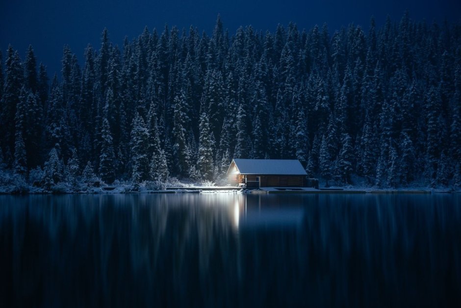 Дом у озера ночью
