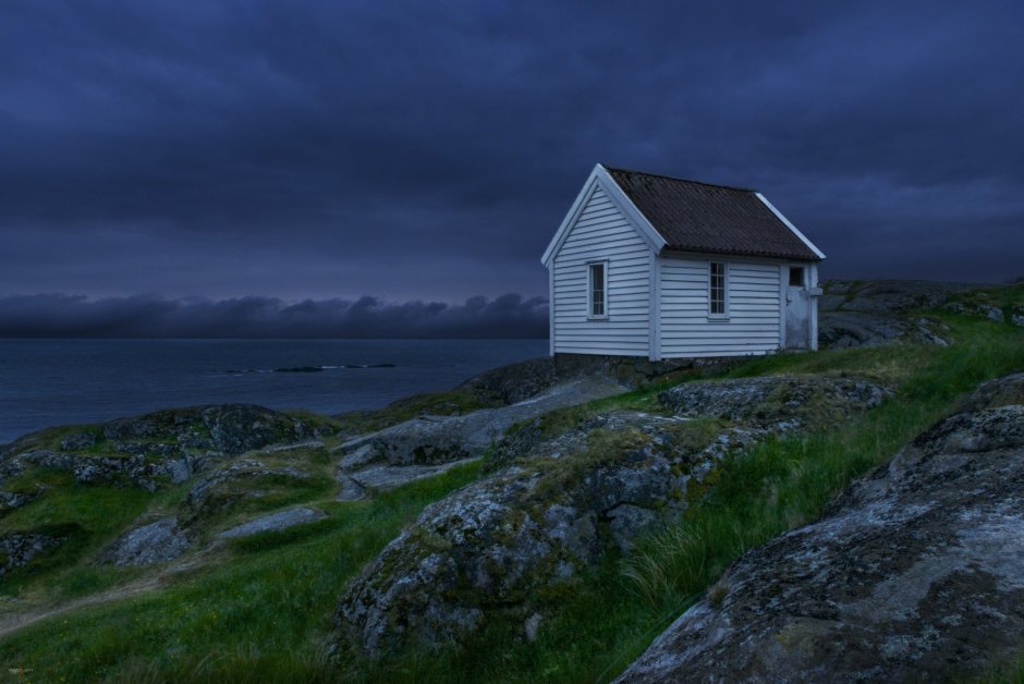 Норвегия одинокий дом на берегу озера