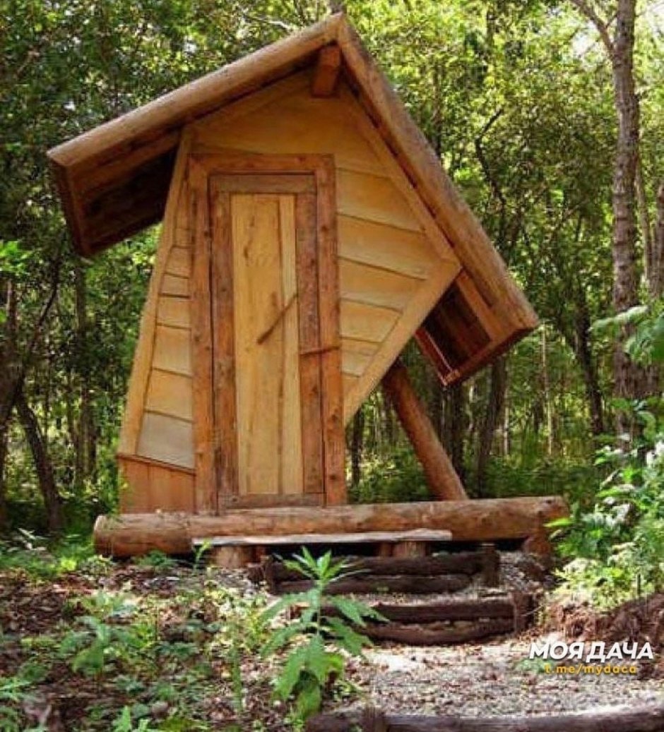 Необычный деревянный туалет