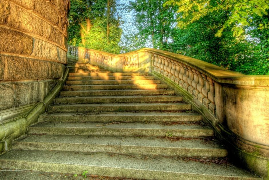 Красивая каменная лестница