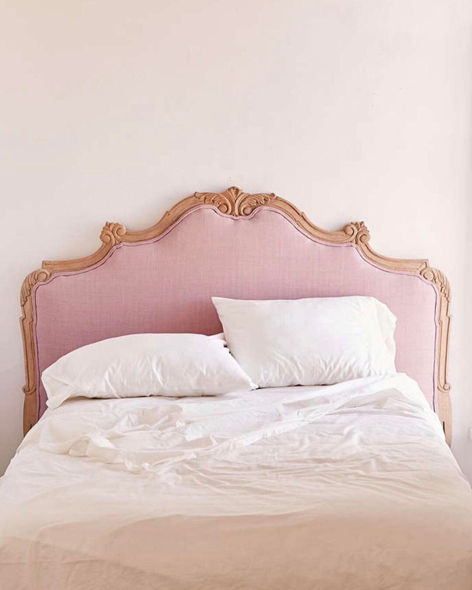 Кровать двуспальная с розовым изголовьем