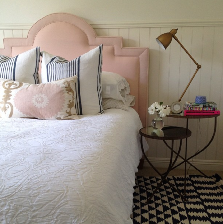 Кровать с пыльно розовым изголовьем
