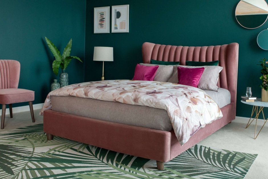Серая кровать с розовым