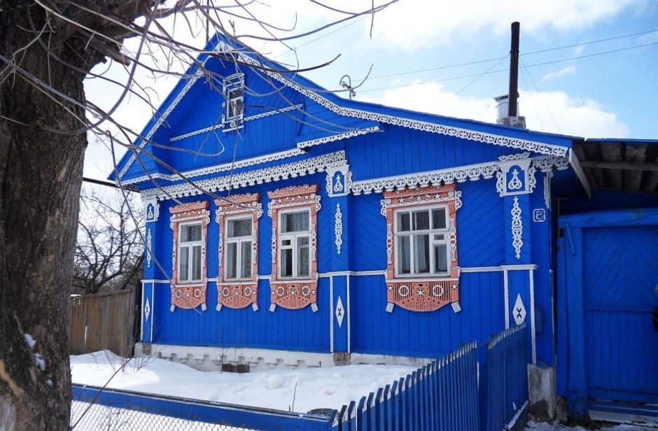 Деревенский дом синего цвета