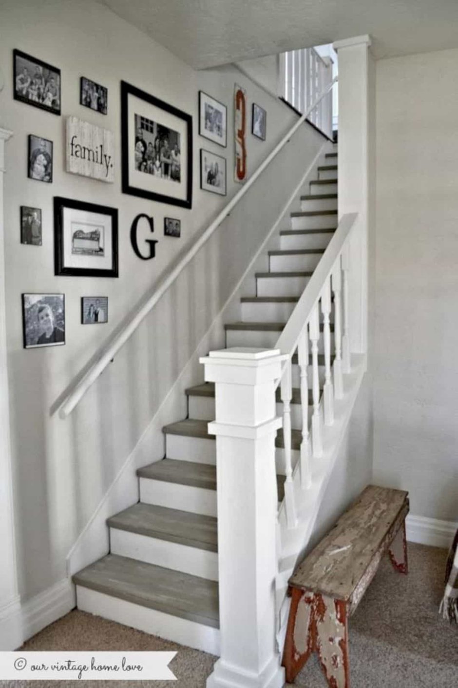 Лестница белая с серыми ступенями