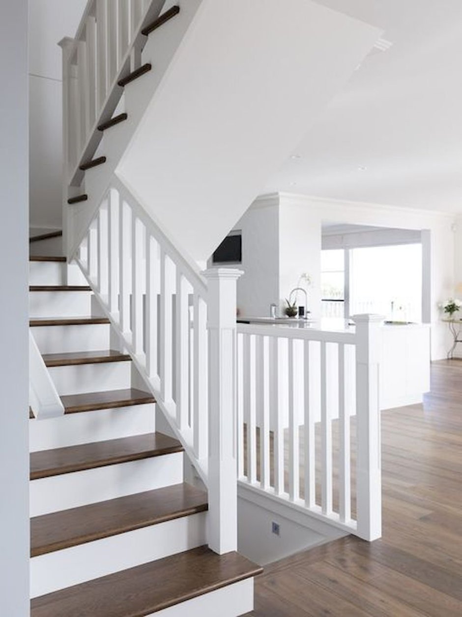 Белые деревянные перила лестницы