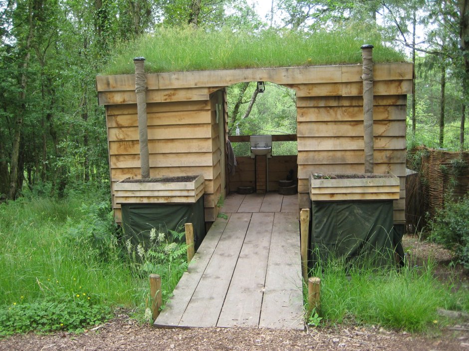 Туалет деревянный в лагере