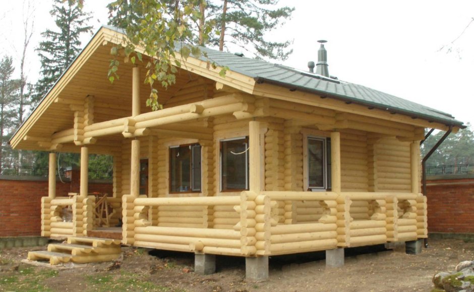 Дом из бревна с террасой