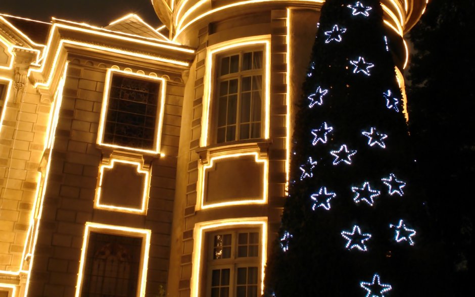 Новогодняя подсветка зданий