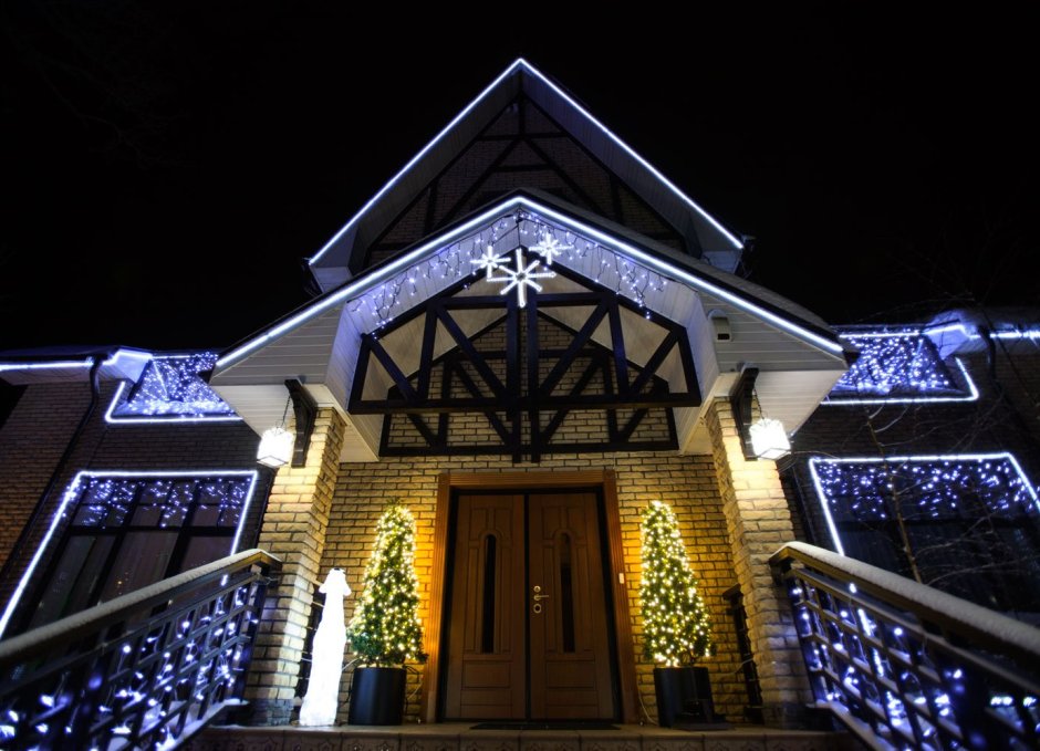 Новогоднее украшение фасада здания