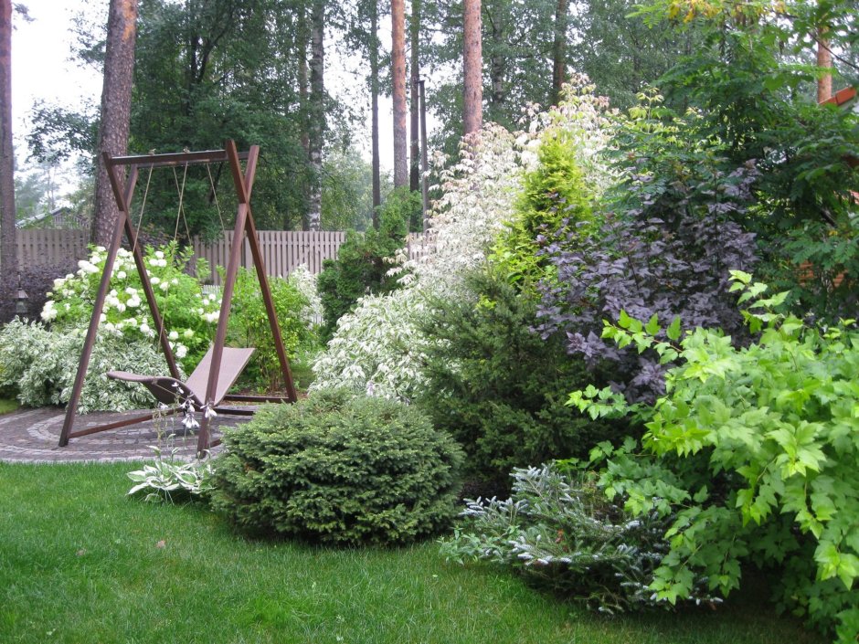 Садовые качели в ландшафте