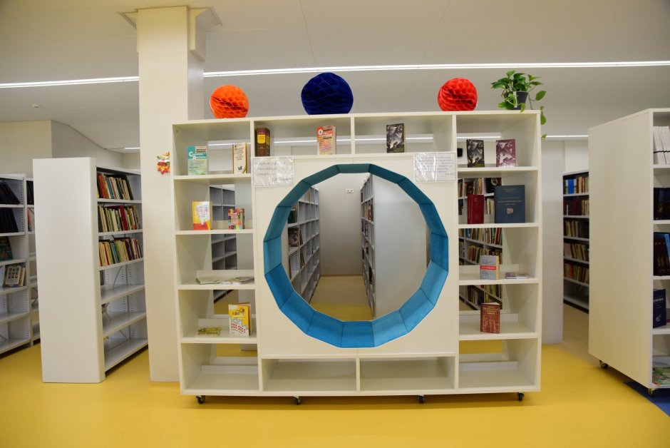 Стеллаж с посадочным местом для библиотеки
