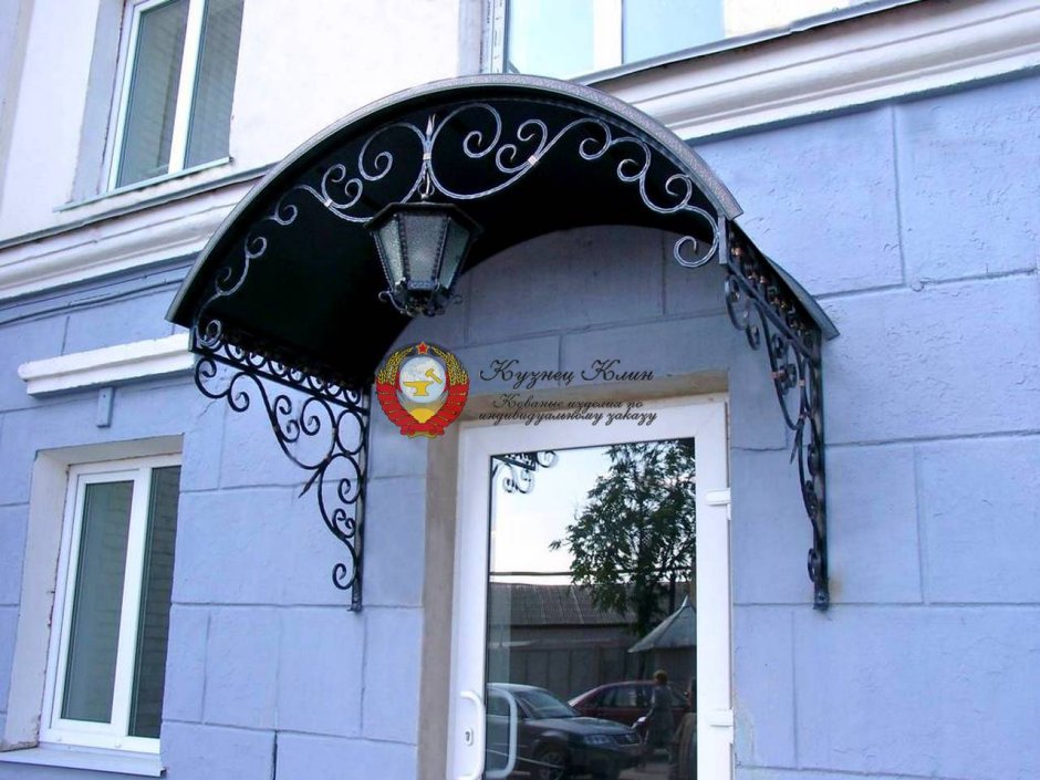 Козырёк над входной дверью