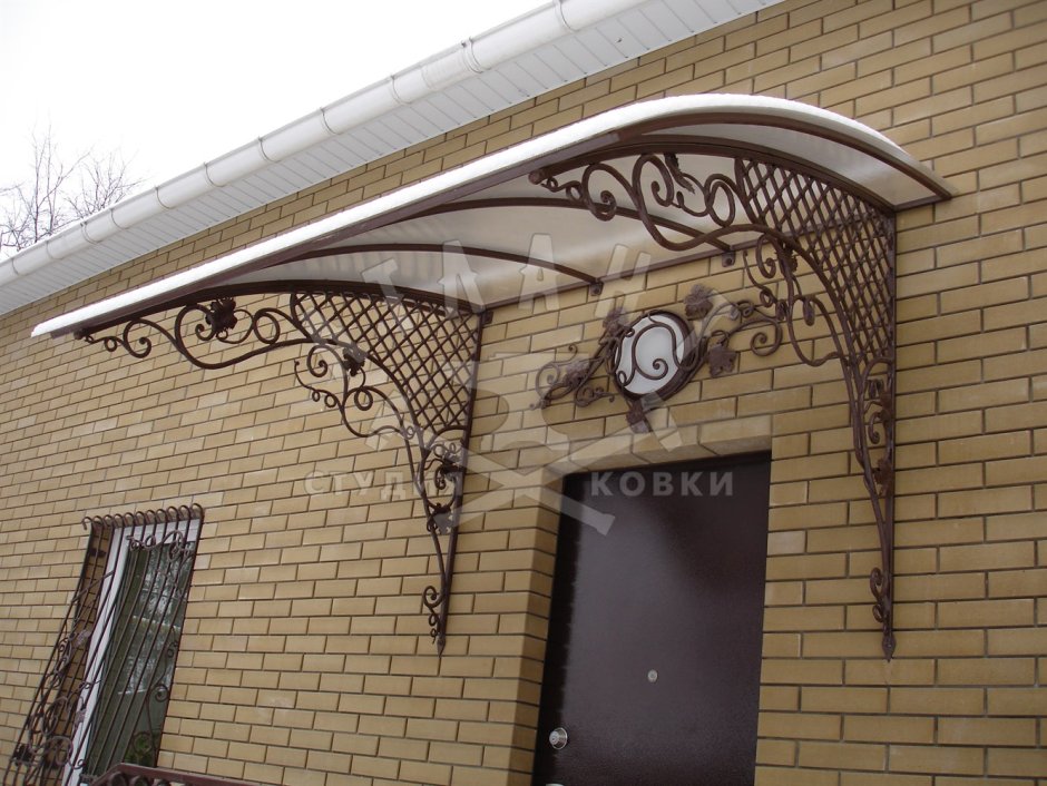 Кованый козырек односкатный над крыльцом