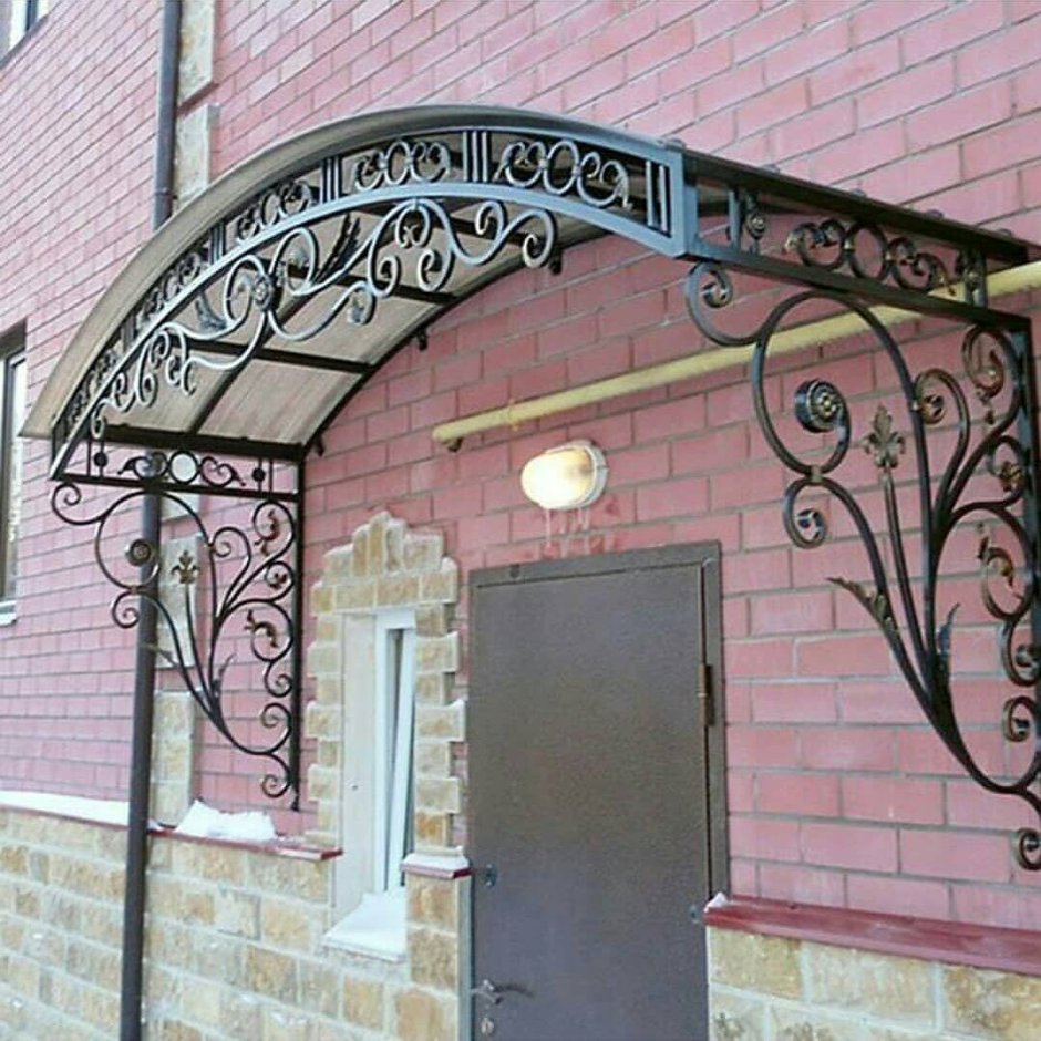Козырёк над крыльцом со столбами из металла
