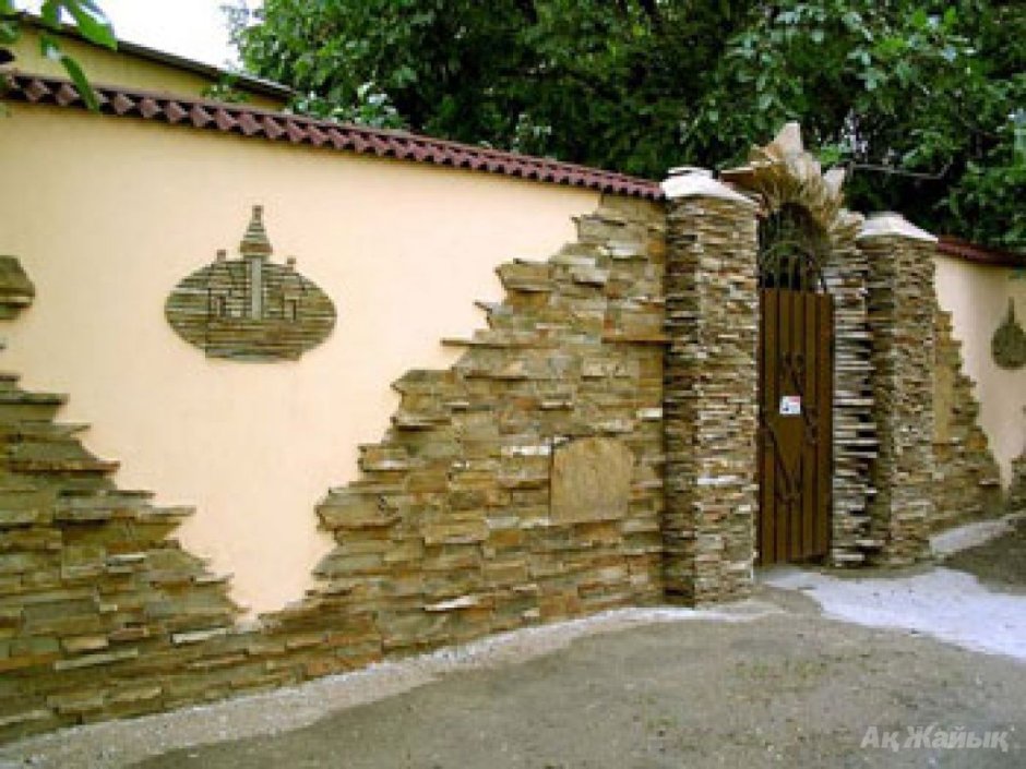 Забор облицованный камнем