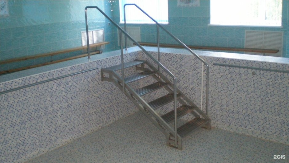 Лестница в бассейн из нержавейки с ограждениями