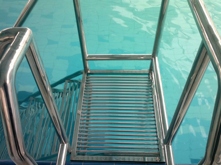 Лестница для бассейна из нержавейки
