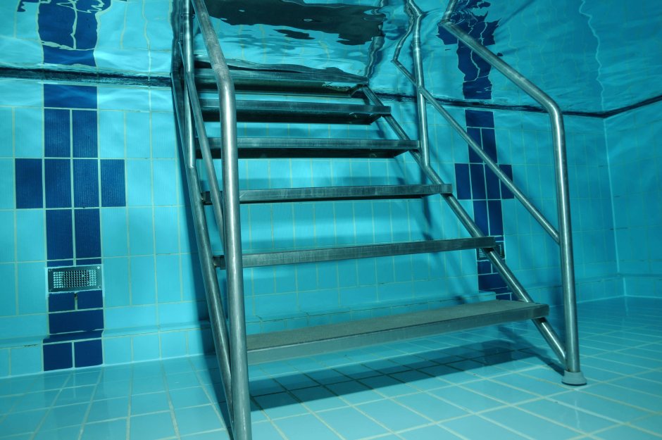 Лестница для бассейна для инвалидов