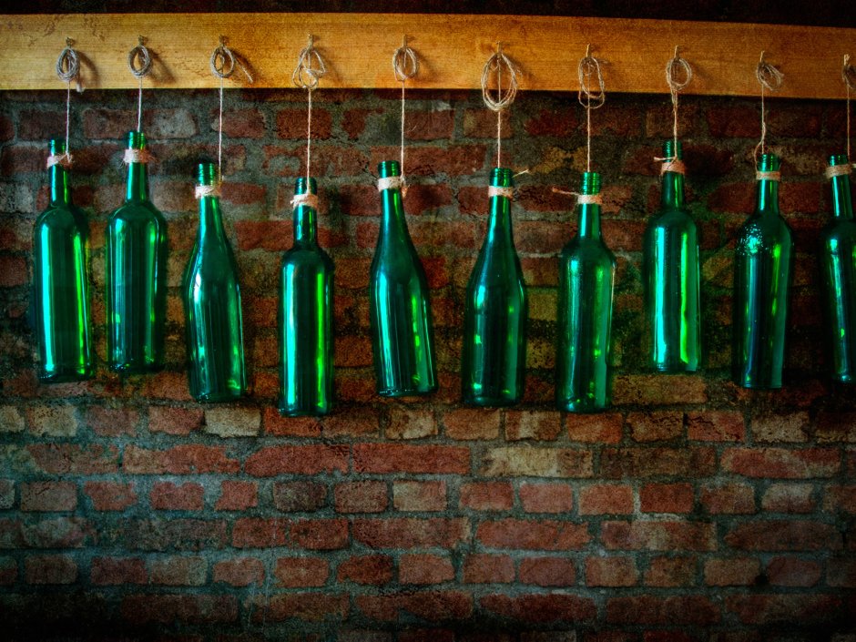 Висячие стеклянные бутылки