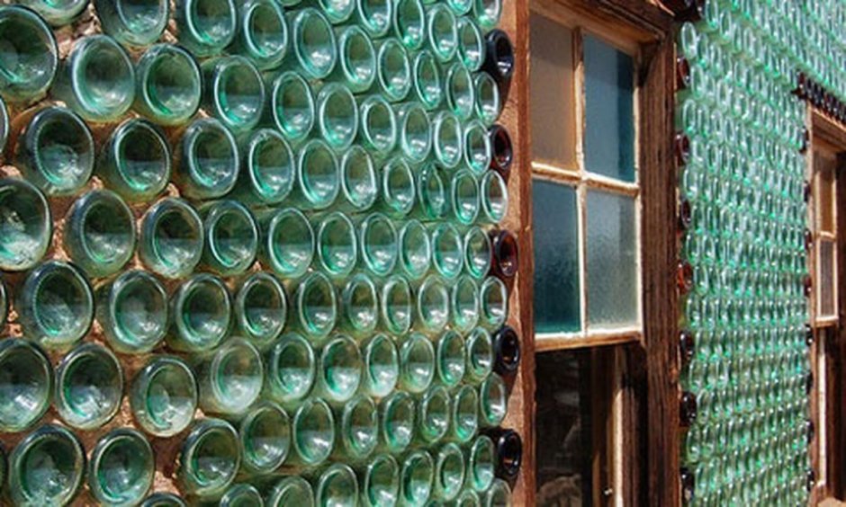 Стена из пластиковых бутылок