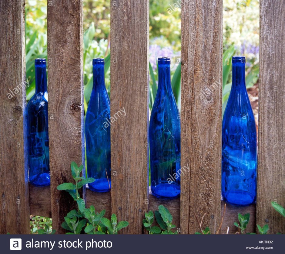 Декор из стеклянных бутылок для сада