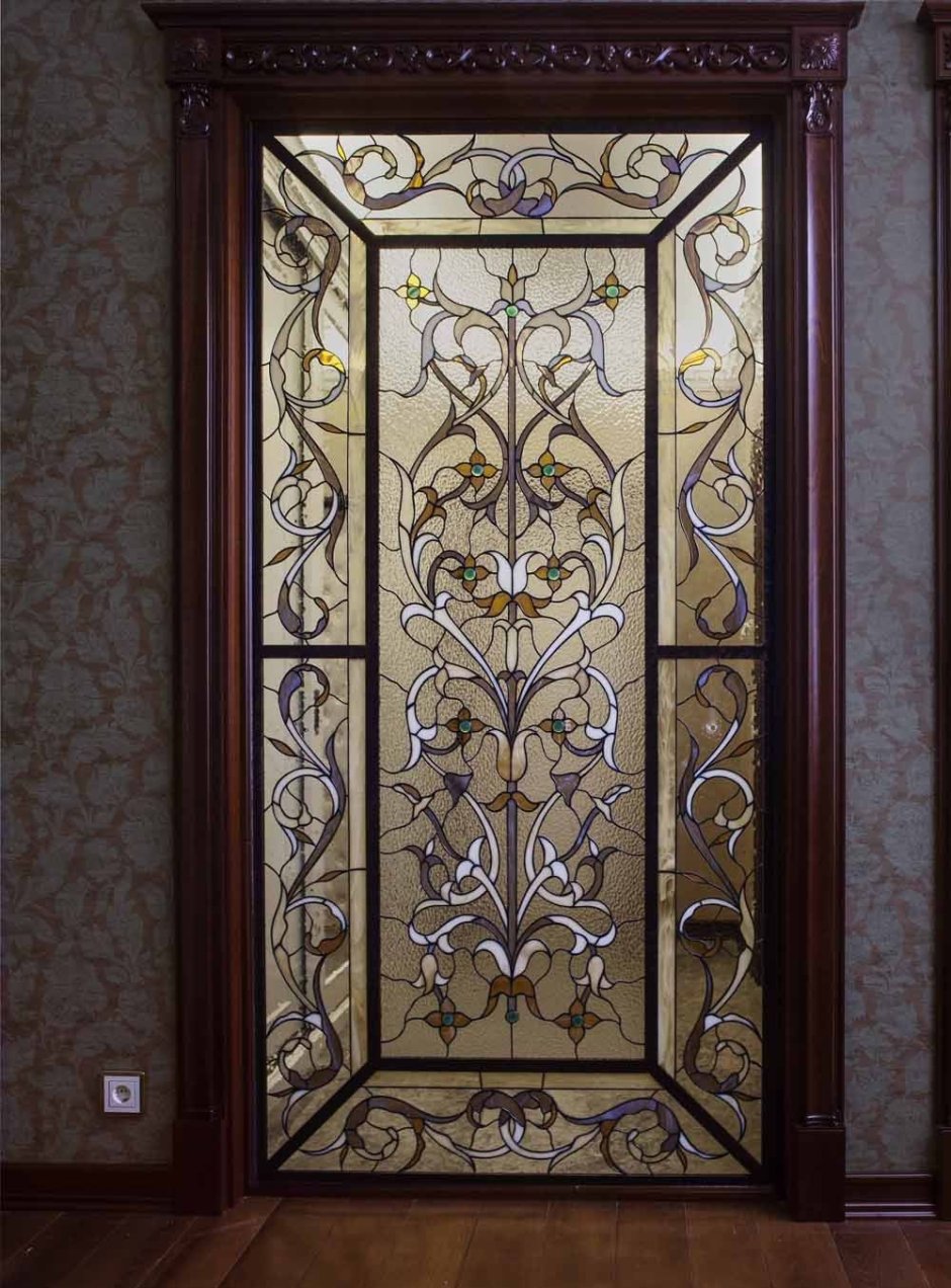 Стеклянная дверь с витражом
