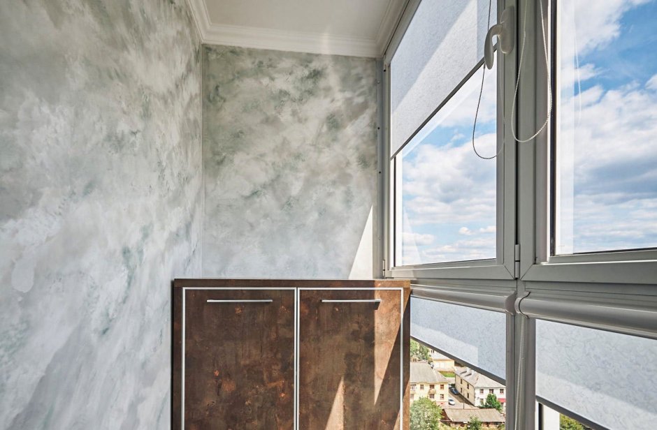 Балкон белый венецианская штукатурка под мрамор
