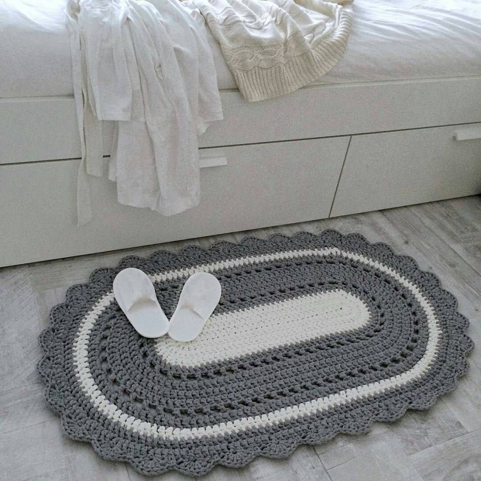 Овальный коврик из трикотажной пряжи