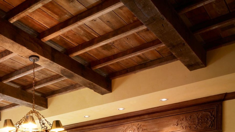 Отделка потолка с деревянными перекрытиями