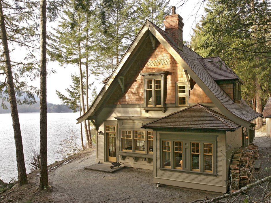 Красивый деревянный небольшой домик
