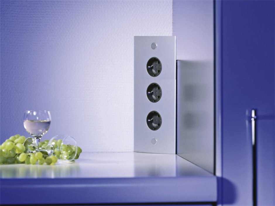 Встраиваемая угловая розетка Thebo STS 3008