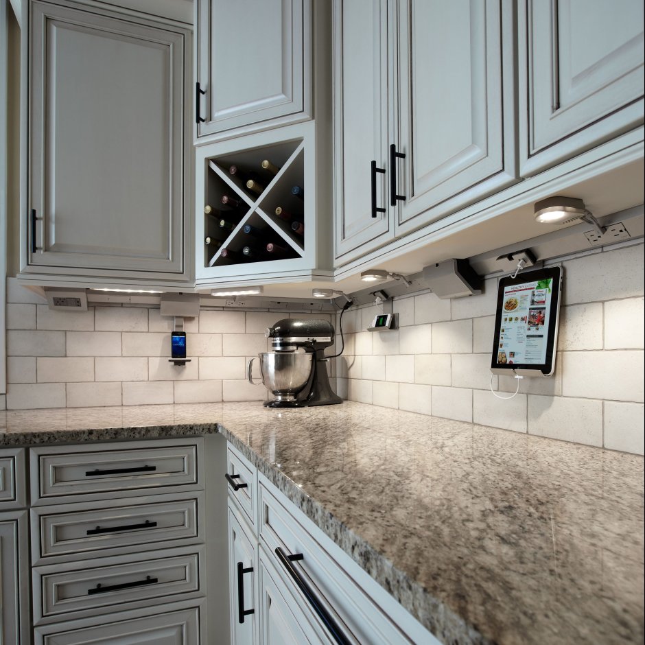 Розетки на фартуке кухни