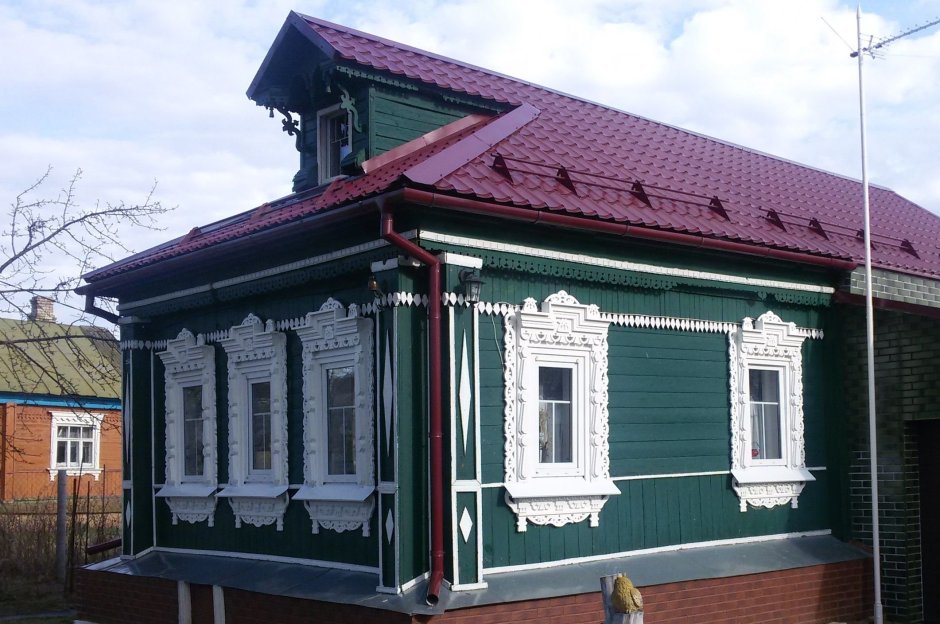 Деревенский дом с наличниками