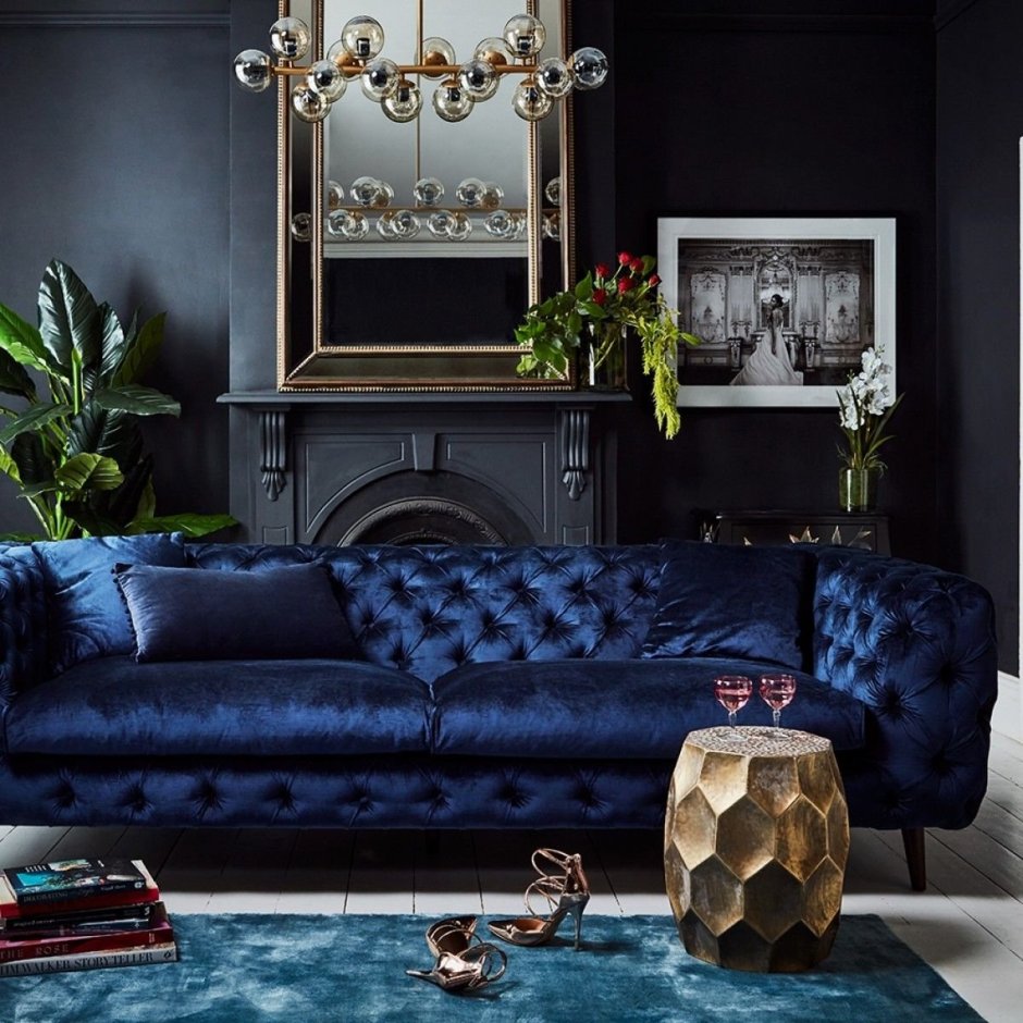 Гостиная арт деко с синим диваном