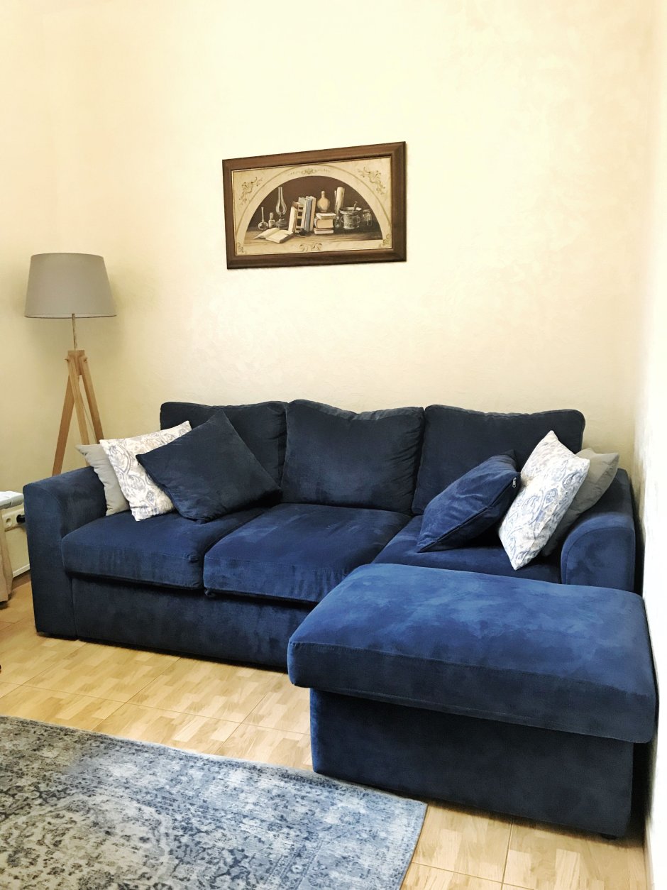 Синий угловой диван в интерьере