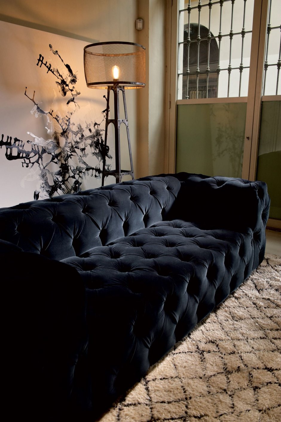 Черный велюровый диван в интерьере