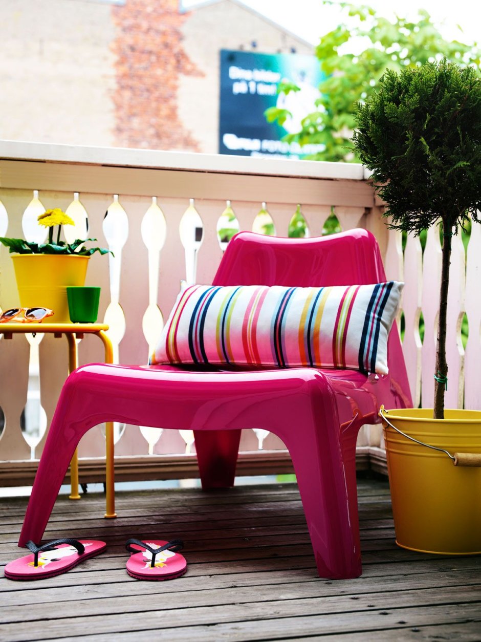 Розовые стулья на балконе