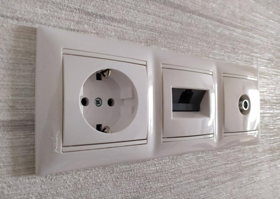 Legrand Valena белый розетка 2