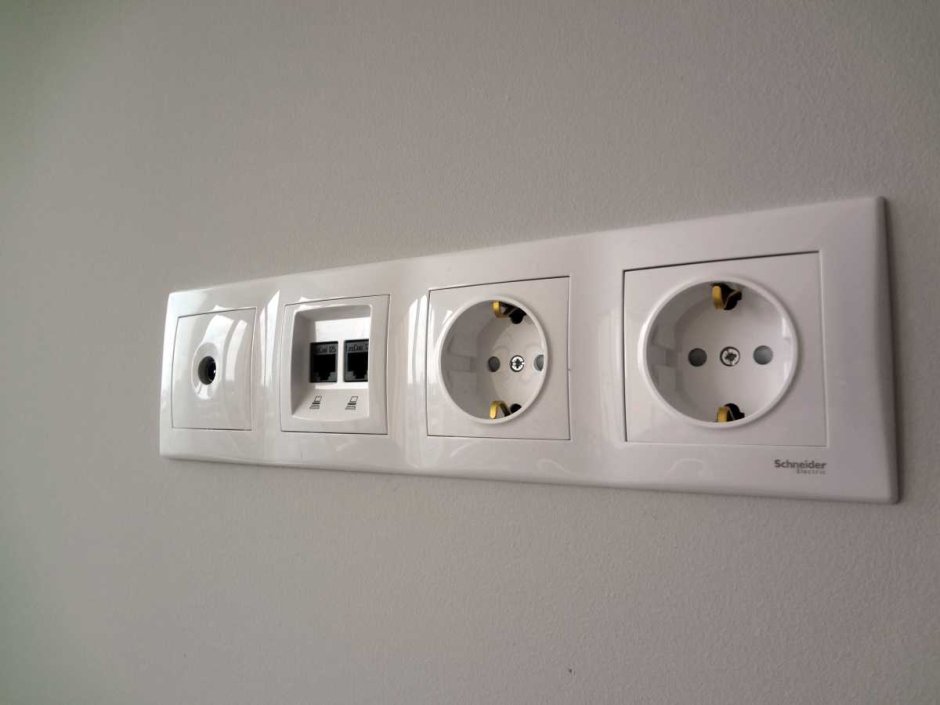 Блок розеток Schneider Electric 4