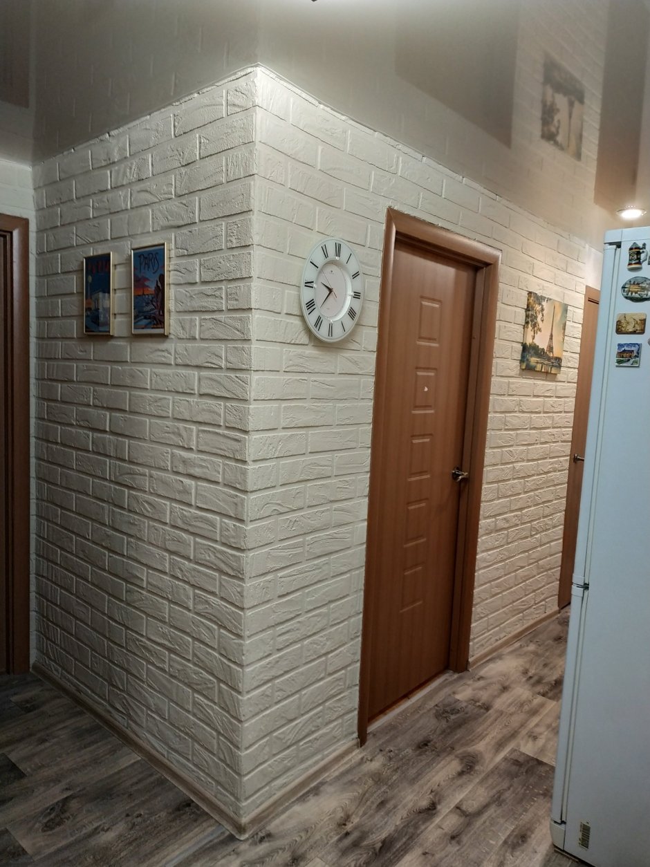 Декоративный кирпич в прихожей