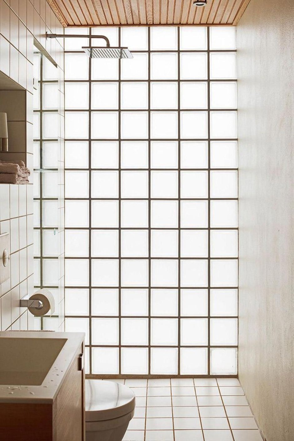 Стена из стеклоблоков в ванной