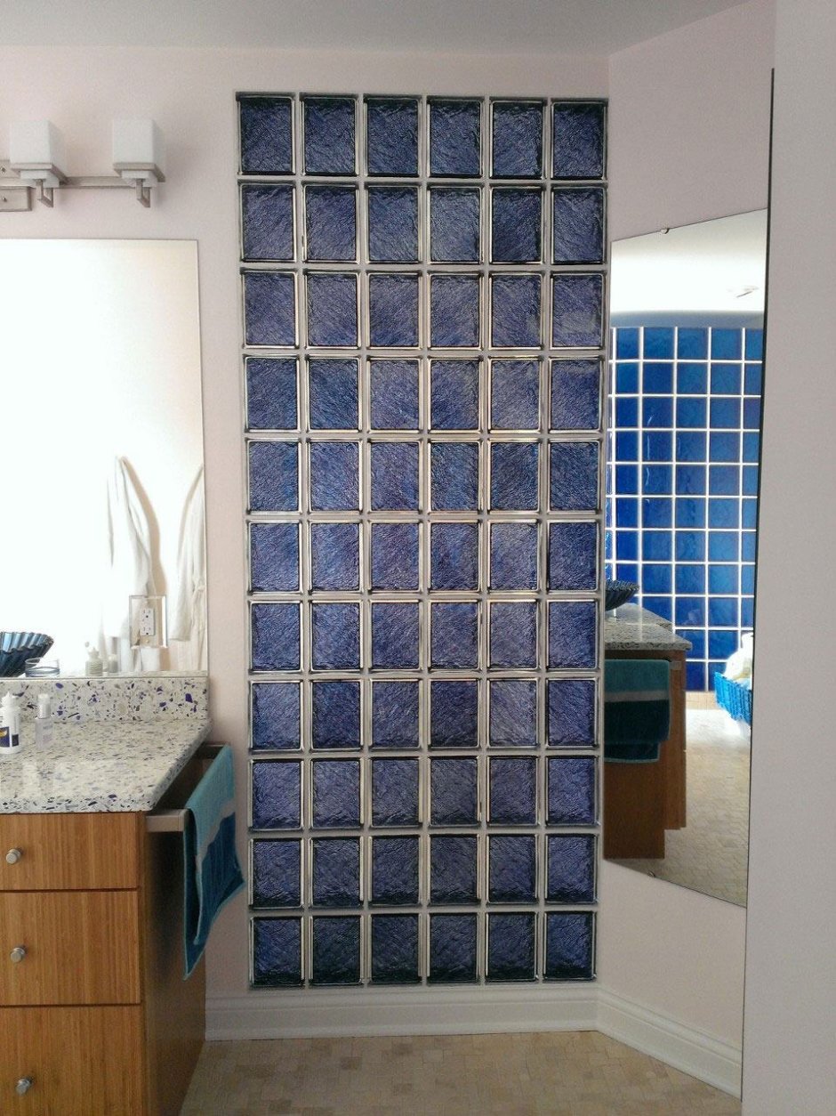 Стена из стеклоблоков в ванной